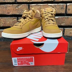 Nike Court Borough Mid